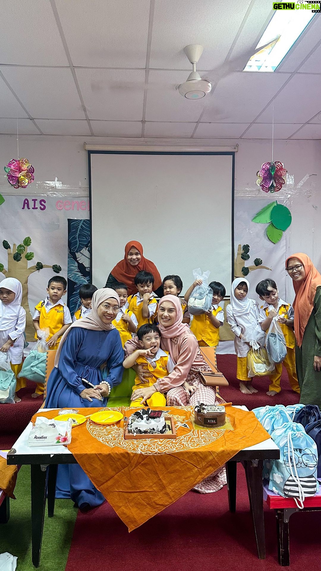 Irish Bella Instagram - Barakallah fii Umrik anakku ☺️❤️ Waktu berlalu begitu cepat, sekarang udah 3 tahun aja. Setiap ulang tahun adalah momen yang mellow untuk mommy nak, semoga kamu kelak menjadi anak yang sholeh, pintar, memiliki hati yang baik & lembut serta selalu memberi manfaat dan bantuan untuk banyak orang.. Your journey in life still has a long way to go Insha Allah I will always be there by your side, cheering you on! Love you nak ❤️ Thank you juga untuk @mydreamgoodies yg selalu siap siaga untuk menerima pesanan hampers 😅 Gak pernah mengecewakan .. 🫶🏼