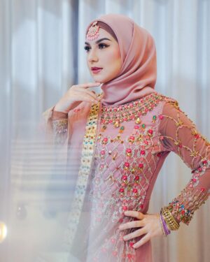 Irish Bella Instagram - Masya Allah Tabarakallah ✨

Kalau bukan karena sahabat akyuuu @fairuzarafiq yang udah neror dari “sebulan” yang lalu untuk pakai Dress code bollywood ke acara Ka Sonny mana mungkin dandannn beginii …. 😂😂