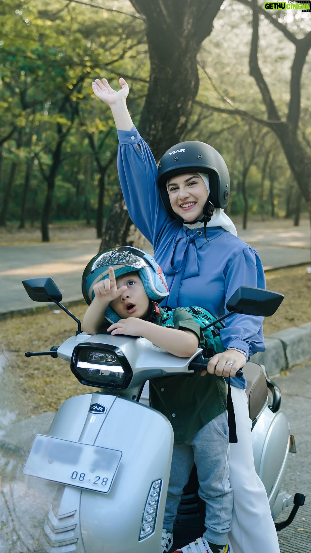 Irish Bella Instagram - Aktifitas menjadi mommy setiap hari begitu sibuk. Harus bisa serba cepat. Dengan Viar @viar.motor.indonesia , aku bisa bepergian dengan cepat, mudah dan nyaman ❤️ Juga bisa lebih peduli terhadap kesehatan lingkungan karena tidak menimbulkan polusi ✨