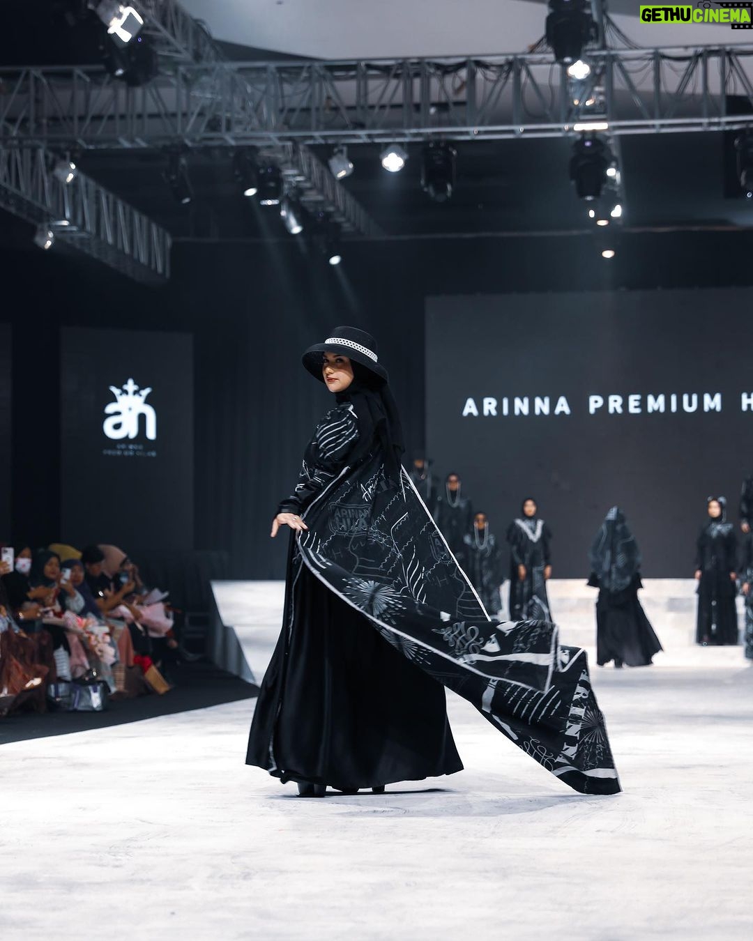 Irish Bella Instagram - A glimpse of Surabaya Fashion Parade ✨ Masya Allah a debut of @arinnahijab_official to appear in a fashion show. Such a honor to be able to experience this milestone together. Semoga ke depannya @arinnahijab_official @arinahidayah95 makin sukses makin melebarkan sayapnya dengan karya karya yang makin kreatif. Fyi tunggu artikel baru collabs nya bareng aku ya. Hihihi ☺️❤️