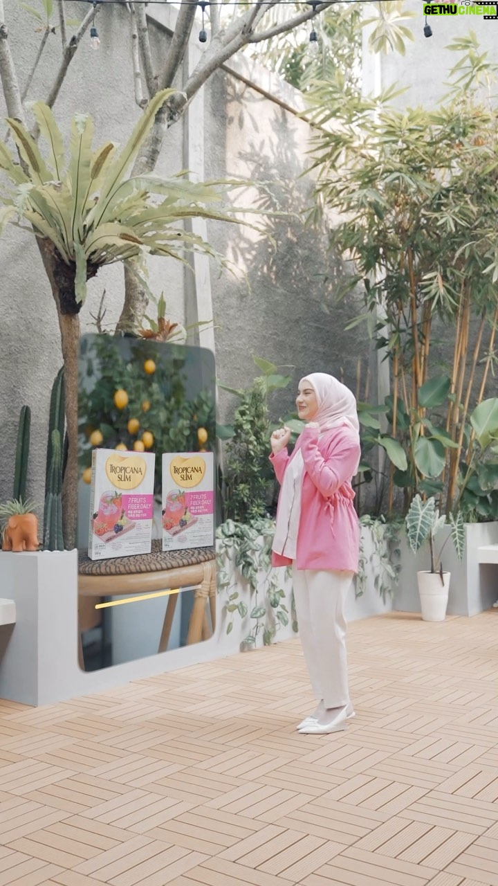 Irish Bella Instagram - Bingung cari minuman sehat yang segar dan enak? kalo aku sih, rutin minum Fruits Fiber dari Tropicana Slim. Untuk jaga kesehatan saluran pencernaan, memenuhi kebutuhan serat harian, memperlancar metabolisme tubuh dan membuat kenyang lebih lama sehingga cocok untuk diet 🫶🏻 Btw Nutrimart bakal ada promo buy 1 get 1 dan diskon sampe 50% cuma di tgl 31 Agustus 2023 mulai jam 7 malem! Kalian bisa langsung cek ke Official Store nya Nutrimart di @tokopedia catet ya biar gak kelewatan!