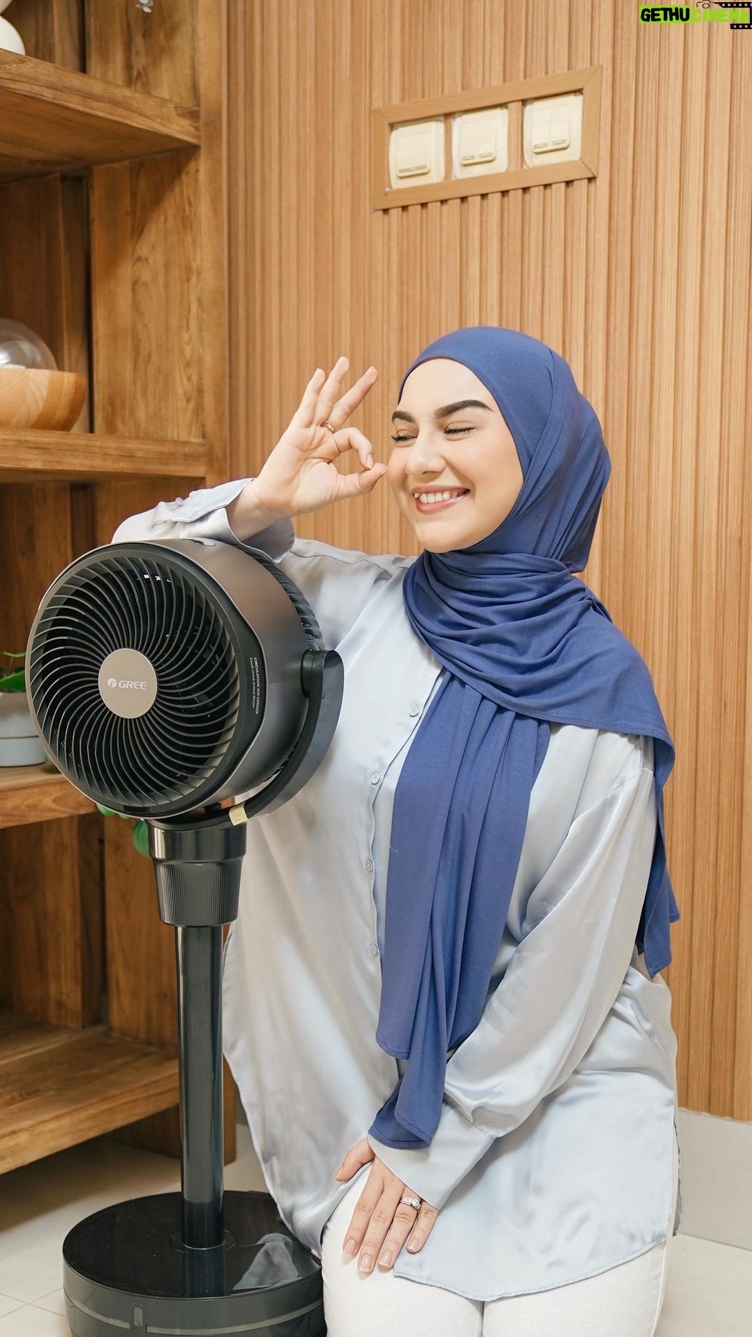 Irish Bella Instagram - Ternyata si bang toyib kerja keras buat beli Gee Circulation Air Coolar Circool 25 hihi π Air Coolar dari @greeindonesia emang rekomendasi, Low Watt Cuma 36 watt dan ada ion plasma untuk menghilangkan bakteri. Dan yang aku suka rotasi Air Cooler luas, karena kepalanya bisa berputar 90 derajat ke atas bawah π«Άπ»