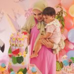 Irish Bella Instagram - Alhamdulillah, sederhana dan bermakna dalam acara syukuran satu tahun Amala. Semoga Amala menjadi anak perempuan yang soleha dan berbakti ke orang tua. Terima kasih untuk keluarga, teman-teman yang sudah datang dengan doa-doa dan harapan baik untuk Amala. Terima kasih juga untuk semua vendor yang sudah memberikan dukungan 🤍 Thanks too : Dekorasi : @thedesserttable.id Hampers : @mydreamgoodies Mochi : @pipikupenuh Ice cream : @paletaswey Bakso : @baksokokogepeng Tumpeng : @tumpengmini Teppanyaki : @Teppanlah Puding : @bukopandanbuna Cake : @lafarinepatisserie Snack Hampers : @mammadis_kitchen Dessert : @halla_kitchen