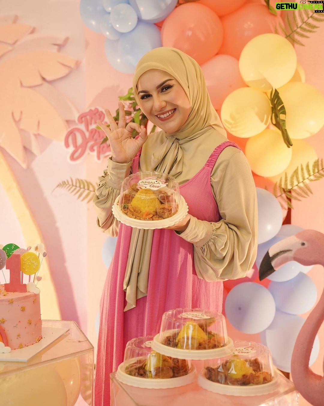 Irish Bella Instagram - Tumpeng udah jadi menu wajib yang harus ada di acara syukuran. Di acara syukuran satu tahun Amala, aku pesan tumpeng dari @tumpengmini karena rasanya enak, menunya lengkap, packagingnya cantik yang paling penting kualitas dan kebersihannya terjamin ya 🥰🫶🏼