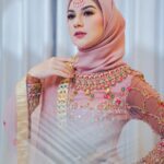 Irish Bella Instagram - Masya Allah Tabarakallah ✨ Kalau bukan karena sahabat akyuuu @fairuzarafiq yang udah neror dari “sebulan” yang lalu untuk pakai Dress code bollywood ke acara Ka Sonny mana mungkin dandannn beginii …. 😂😂
