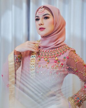 Irish Bella Instagram - Masya Allah Tabarakallah ✨

Kalau bukan karena sahabat akyuuu @fairuzarafiq yang udah neror dari “sebulan” yang lalu untuk pakai Dress code bollywood ke acara Ka Sonny mana mungkin dandannn beginii …. 😂😂