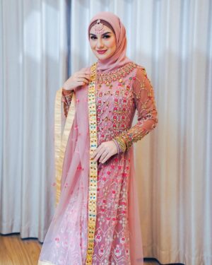 Irish Bella Instagram - Masya Allah Tabarakallah ✨

Kalau bukan karena sahabat akyuuu @fairuzarafiq yang udah neror dari “sebulan” yang lalu untuk pakai Dress code bollywood ke acara Ka Sonny mana mungkin dandannn beginii …. 😂😂