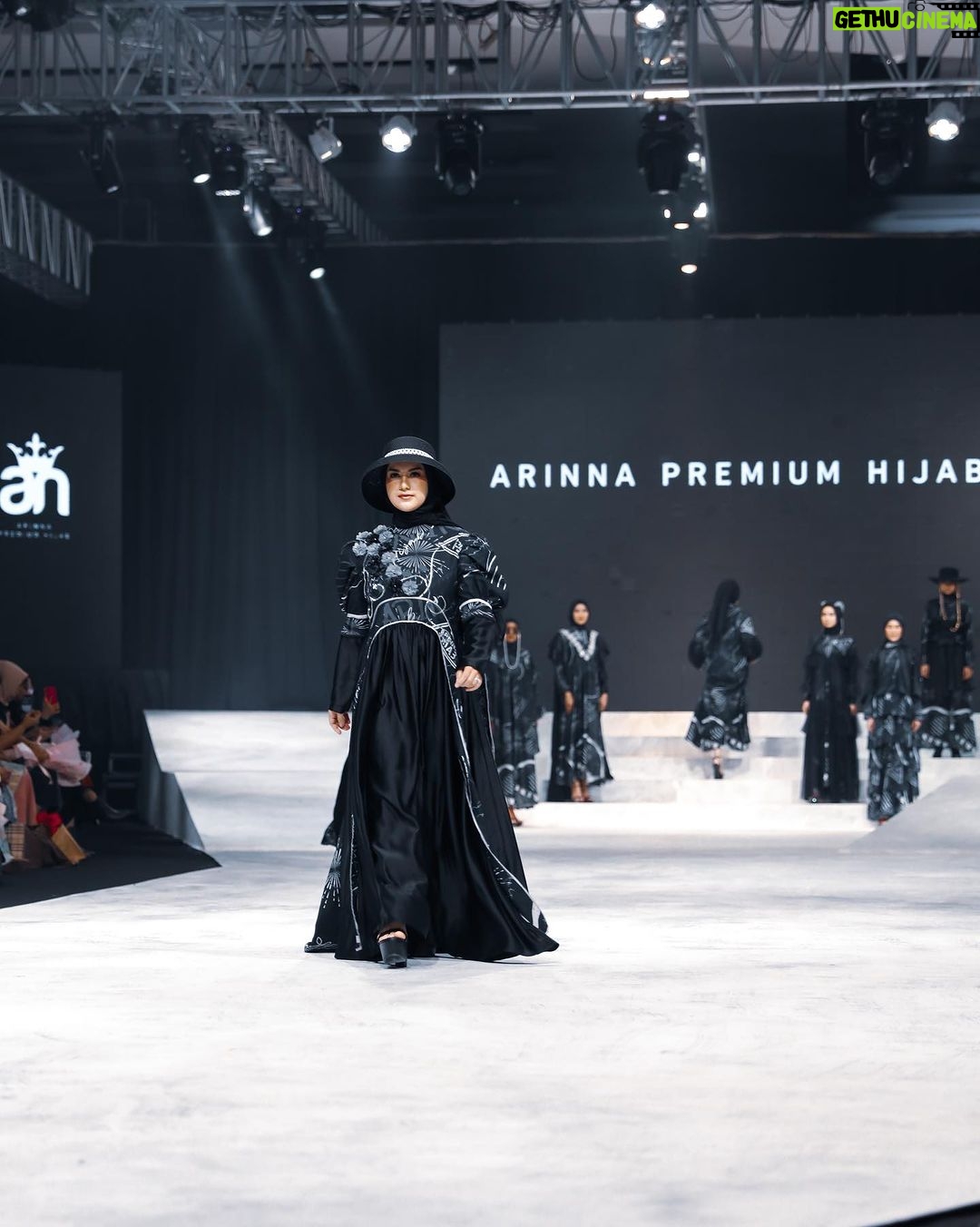 Irish Bella Instagram - A glimpse of Surabaya Fashion Parade ✨ Masya Allah a debut of @arinnahijab_official to appear in a fashion show. Such a honor to be able to experience this milestone together. Semoga ke depannya @arinnahijab_official @arinahidayah95 makin sukses makin melebarkan sayapnya dengan karya karya yang makin kreatif. Fyi tunggu artikel baru collabs nya bareng aku ya. Hihihi ☺️❤️