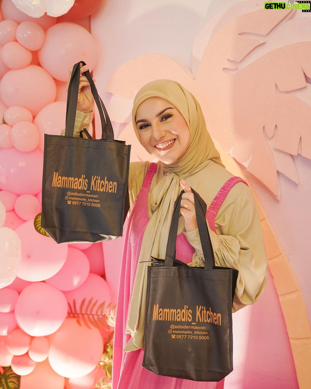 Irish Bella Instagram - Alhamdulillah, sederhana dan bermakna dalam acara syukuran satu tahun Amala. Semoga Amala menjadi anak perempuan yang soleha dan berbakti ke orang tua. Terima kasih untuk keluarga, teman-teman yang sudah datang dengan doa-doa dan harapan baik untuk Amala. Terima kasih juga untuk semua vendor yang sudah memberikan dukungan π€ Thanks too : Dekorasi : @thedesserttable.id Hampers : @mydreamgoodies Mochi : @pipikupenuh Ice cream : @paletaswey Bakso : @baksokokogepeng Tumpeng : @tumpengmini Teppanyaki : @Teppanlah Puding : @bukopandanbuna Cake : @lafarinepatisserie Snack Hampers : @mammadis_kitchen Dessert : @halla_kitchen