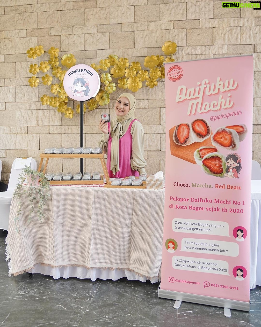 Irish Bella Instagram - Alhamdulillah, sederhana dan bermakna dalam acara syukuran satu tahun Amala. Semoga Amala menjadi anak perempuan yang soleha dan berbakti ke orang tua. Terima kasih untuk keluarga, teman-teman yang sudah datang dengan doa-doa dan harapan baik untuk Amala. Terima kasih juga untuk semua vendor yang sudah memberikan dukungan π€ Thanks too : Dekorasi : @thedesserttable.id Hampers : @mydreamgoodies Mochi : @pipikupenuh Ice cream : @paletaswey Bakso : @baksokokogepeng Tumpeng : @tumpengmini Teppanyaki : @Teppanlah Puding : @bukopandanbuna Cake : @lafarinepatisserie Snack Hampers : @mammadis_kitchen Dessert : @halla_kitchen
