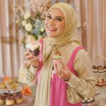 Irish Bella Instagram - Alhamdulillah, sederhana dan bermakna dalam acara syukuran satu tahun Amala. Semoga Amala menjadi anak perempuan yang soleha dan berbakti ke orang tua. Terima kasih untuk keluarga, teman-teman yang sudah datang dengan doa-doa dan harapan baik untuk Amala. Terima kasih juga untuk semua vendor yang sudah memberikan dukungan 🤍 Thanks too : Dekorasi : @thedesserttable.id Hampers : @mydreamgoodies Mochi : @pipikupenuh Ice cream : @paletaswey Bakso : @baksokokogepeng Tumpeng : @tumpengmini Teppanyaki : @Teppanlah Puding : @bukopandanbuna Cake : @lafarinepatisserie Snack Hampers : @mammadis_kitchen Dessert : @halla_kitchen