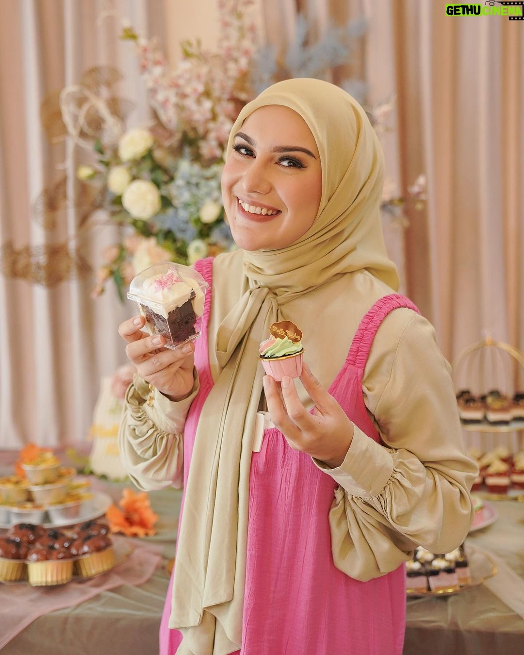 Irish Bella Instagram - Alhamdulillah, sederhana dan bermakna dalam acara syukuran satu tahun Amala. Semoga Amala menjadi anak perempuan yang soleha dan berbakti ke orang tua. Terima kasih untuk keluarga, teman-teman yang sudah datang dengan doa-doa dan harapan baik untuk Amala. Terima kasih juga untuk semua vendor yang sudah memberikan dukungan π€ Thanks too : Dekorasi : @thedesserttable.id Hampers : @mydreamgoodies Mochi : @pipikupenuh Ice cream : @paletaswey Bakso : @baksokokogepeng Tumpeng : @tumpengmini Teppanyaki : @Teppanlah Puding : @bukopandanbuna Cake : @lafarinepatisserie Snack Hampers : @mammadis_kitchen Dessert : @halla_kitchen