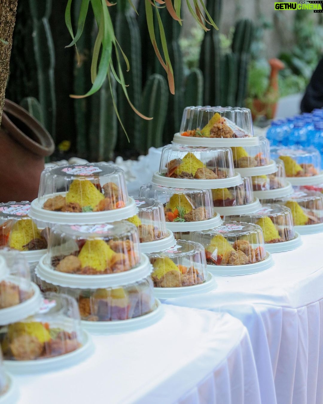 Irish Bella Instagram - Tumpeng udah jadi menu wajib yang harus ada di acara syukuran. Di acara syukuran satu tahun Amala, aku pesan tumpeng dari @tumpengmini karena rasanya enak, menunya lengkap, packagingnya cantik yang paling penting kualitas dan kebersihannya terjamin ya 🥰🫶🏼