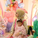 Irish Bella Instagram - Pertama kalinya Amala merayakan ulang tahun, di usia satu tahun. Dengan penuh syukur atas rezeki dan kesehatan yang Allah SWT berikan. Tentu momen berharga ini aku ingin memberikan yang terbaik walau sederhana, terutama dekorasi aku memilih @thedesserttable.id karena hasilnya selalu sesuai dengan yang aku mau, pengerjaannya juga cepat. Dan Alhamdulillah, dekorasi di syukuran satu tahun Amala begitu cantik dan lucu 🥰🫶🏼