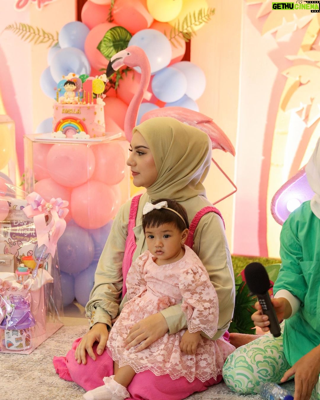 Irish Bella Instagram - Pertama kalinya Amala merayakan ulang tahun, di usia satu tahun. Dengan penuh syukur atas rezeki dan kesehatan yang Allah SWT berikan. Tentu momen berharga ini aku ingin memberikan yang terbaik walau sederhana, terutama dekorasi aku memilih @thedesserttable.id karena hasilnya selalu sesuai dengan yang aku mau, pengerjaannya juga cepat. Dan Alhamdulillah, dekorasi di syukuran satu tahun Amala begitu cantik dan lucu 🥰🫶🏼