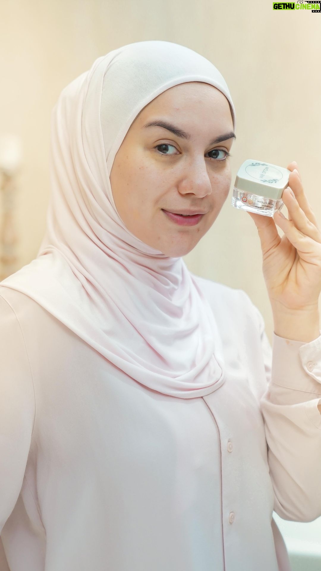 Irish Bella Instagram - My morning routine ✨ Selalu mengkonsumsi buah-buah dan teh hangat untuk mengawali pagi. Dan ya seperti cewe pada umumnya, cek hp. Banyak sekali DM yang masuk menanyakan tentang penggunaan sunscreen yang salah. Please lebih aware dengan penggunaan sunscreen karena sinar UV dan UVB sangat berbahaya untuk kulit wajah. Aku share tipsnya yaaah semoga bermanfaat ❤️ Dan yang paling penting pakai sunscreen dengan proteksi maksimal dan aman dari @msglowbeauty