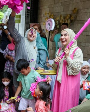 Irish Bella Instagram - Alhamdulillah, acara syukuran untuk Amala berjalan lancar .. 🥰

Walau sederhana tapi begitu khidmat karena bersama orang2 tersayang.. Terima kasih Allah diberikan Rizki yang berlimpah, Rizki sehat, kebahagiaan & dikelilingin orang2 baik. Masya Allah, sungguh kalau kita coba menghitung berapa banyak nikmat yg Allah sudah berikan, itu gak terbilang dengan angka ya? 😅

Thank jg untuk @thedesserttable.id yang sudah selalu mendekor dengan cantik 🥰❤️