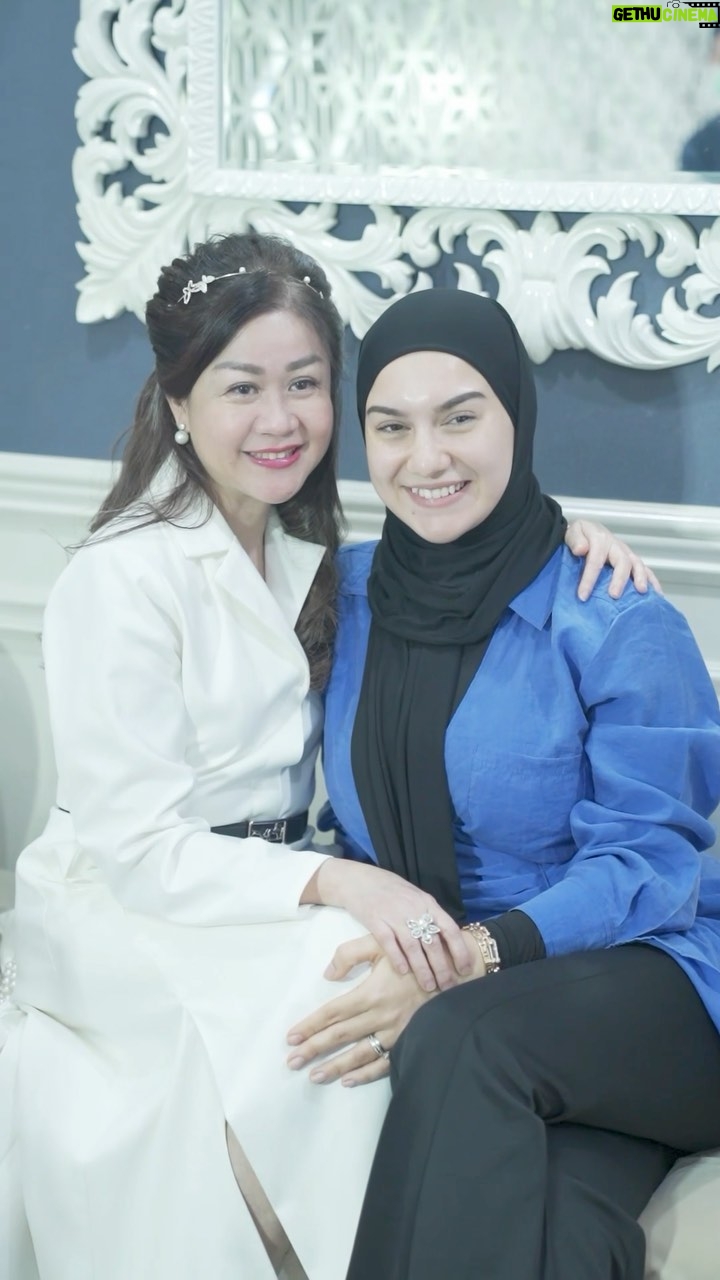 Irish Bella Instagram - Girl therapy π
πΌπ Happy banget treatment di @dr.chen_aesthetic karena menggunakan alat dan teknologi tercanggih di Jakarta β€οΈ Dan ini aku lagi treatment favoritku, untuk kulit wajah kencang dan bentuk wajah menjadi V shape π«Άπ»