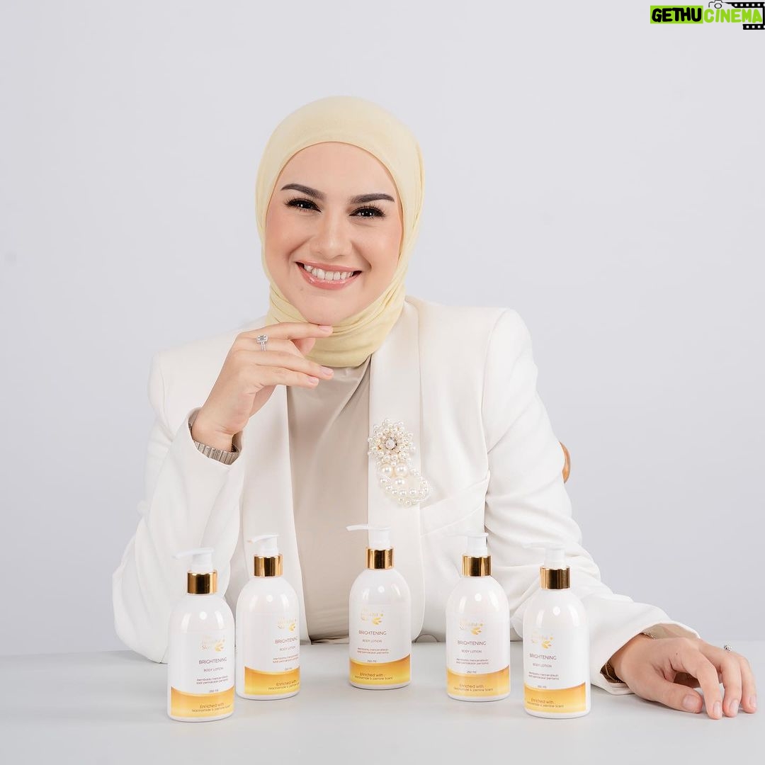 Irish Bella Instagram - Brightening body lotion favorit aku @thebeautifulskinofficial š Dengan kandungan niacinamide mencerahkan kulitmu hingga 20 kali lipat. Dan ada ekstrak jasmine scent yang membuat kulit harum tahan lama hingga 6 jam āØ