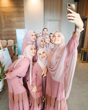 Irish Bella Instagram - Masya Allah Tabarakallah ✨

Sungguh 2 hari yang sangat berkesan, penuh dengan canda tawa dan air mata. Jazakillah khairan bunda @aniqqalfaqiroh atas ilmunya. Dan teruntuk team panitia sayang2 akuhh, semoga kita solid terus & bisa selalu menebar kebaikan, 🫡 jg untuk ibu komandan @dhiniaminarti 🥰🤗

Thank you untuk @shuttshoot_photobooth yang sudah support photoboothnya ❤️