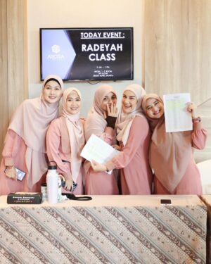 Irish Bella Instagram - Masya Allah Tabarakallah ✨

Sungguh 2 hari yang sangat berkesan, penuh dengan canda tawa dan air mata. Jazakillah khairan bunda @aniqqalfaqiroh atas ilmunya. Dan teruntuk team panitia sayang2 akuhh, semoga kita solid terus & bisa selalu menebar kebaikan, 🫡 jg untuk ibu komandan @dhiniaminarti 🥰🤗

Thank you untuk @shuttshoot_photobooth yang sudah support photoboothnya ❤️