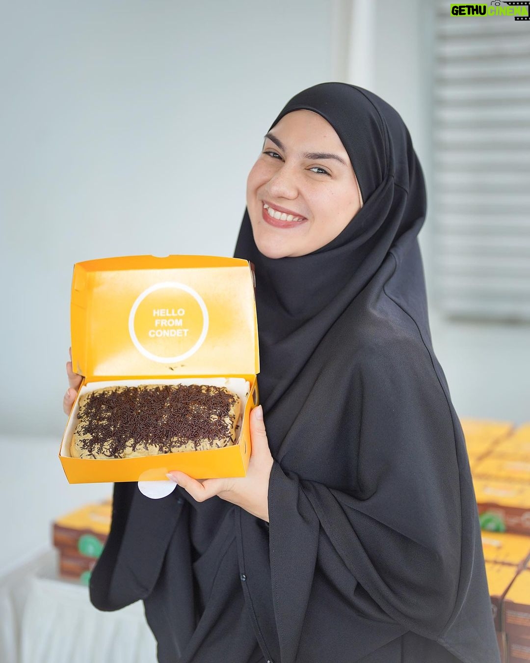 Irish Bella Instagram - Kemarin di acara kajian banyak yang suka sama roti keset dari @rotikeset.condet karena rasanya enak dan lembut 🥰 Roti keset favorit aku ini emang udah terjamin enak!! Rekomendasi banget ada di acara penting kalian juga buat cemilan ketika santai. Banyak varian rasa dan porsinya juga banyak 🫶🏻