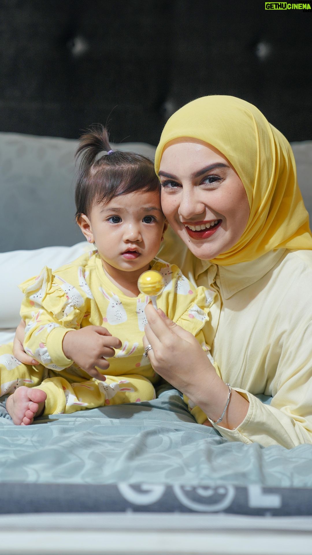Irish Bella Instagram - Sebelum tidur Amala suka banget dibacain buku cerita, gemess 🫶🏻 Dan juga Amala paling happy kalo sebelum tidur pake lolipop lipbalm dari @beeme.official bentuknya lucu banget kesukaan anak kecil juga cara pakenya praktis✨ Dengan kandungan vit A dan vit E, mengandung 4 essential oils sehingga membuat bibir anak lebih lembab, lembut dan sehat 🩵 #NoMoreLipstickRusak #SediaBeemediRumahmu #sehatkanbibirmu