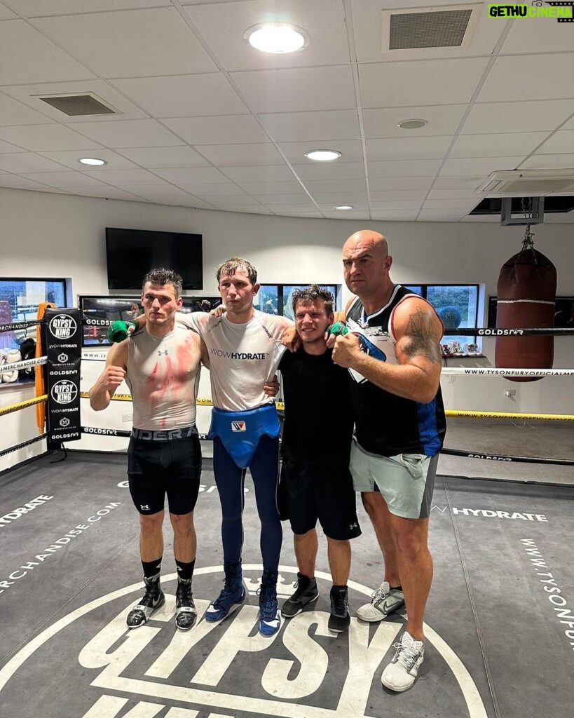 Isaac Lowe Instagram - Good 10 rounds in the bank to night with @georgiev.boxing @eduardboxing @craigkent81 Morecambe