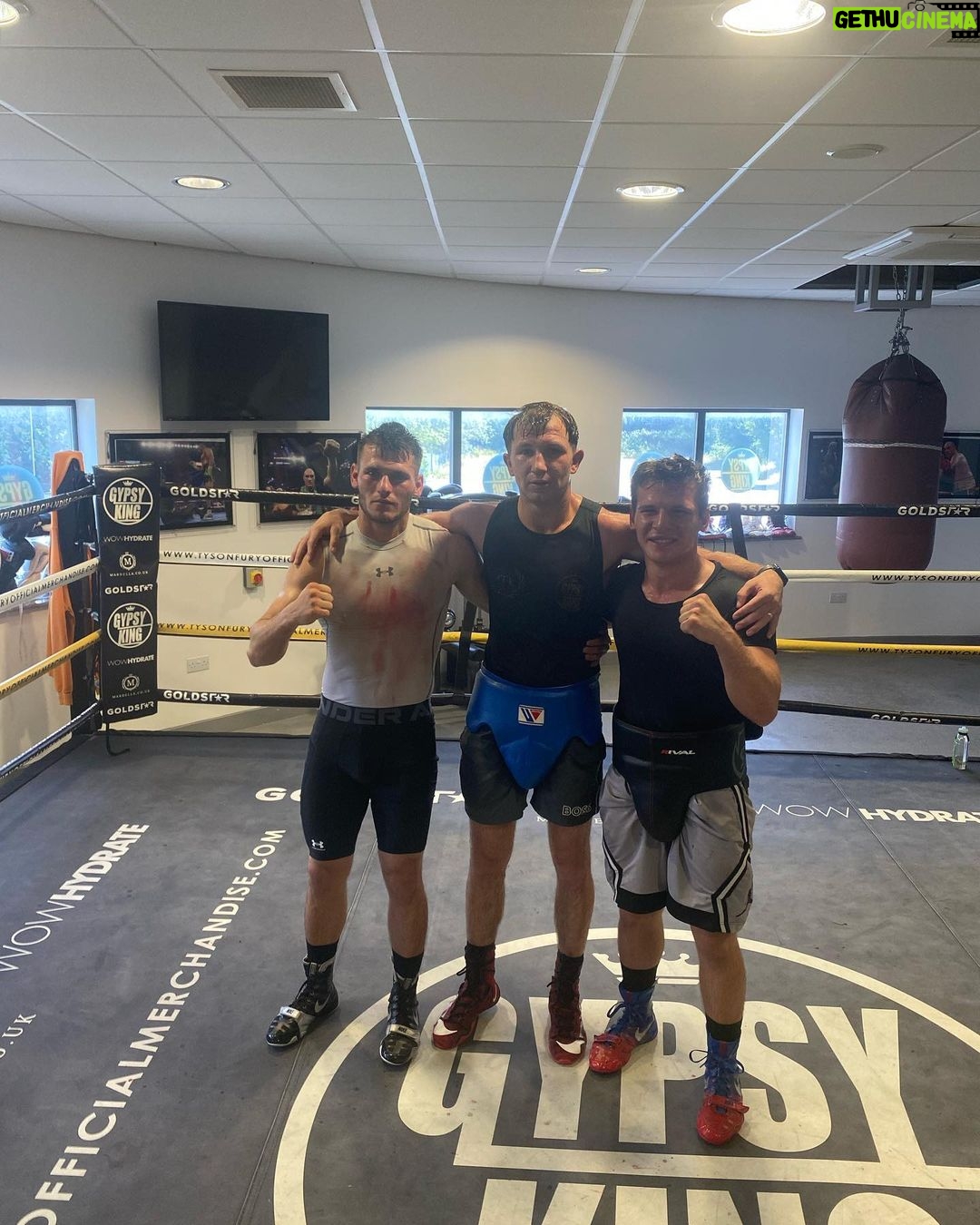 Isaac Lowe Instagram - 8 good rounds in this morning thank u @craigkent81 @eduardboxing @georgiev.boxing see use soon #teamlowe #theroadbacktothetop ⏱️🌎 @stonehands11