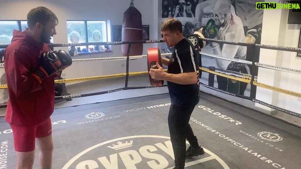 Isaac Lowe Instagram - Working on sum power drills this morning what time is with @stonehands11 #datesoon #boxing #teamlowe #roadbacktothetop☝️