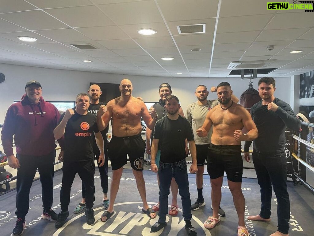 Isaac Lowe Instagram - #happyeaster #everyone great Friday morning session done ✅ 22 rounds in the bank now time to put the feet up with the family ❤️ #haveagreatweekend @jimmyjamesharrington @joeboxerparker @tysonfury @cousins.brad @tommyfury @romanfury_