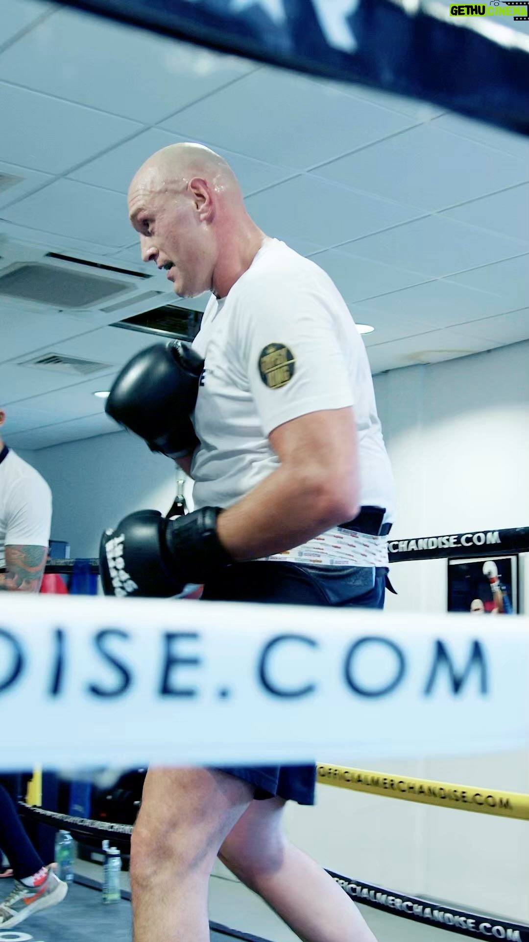 Isaac Lowe - 1.7K Likes - #fuckupfriday brutal great way to end good weeks👊👊 #teamwork big man pushing me all the way @tysonfury #newssoon 👀👀👊👊 #teamlowe 👌 have a great Friday everyone @joeschoey 📹
@jimmyjamesharrington @kronksugarhill
@wowhydrate
@havenfort_homes
@goldstar.promotions