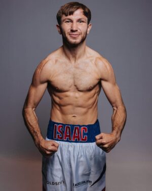Isaac Lowe Instagram - Focus and ready to go again after 7 moths were back to work 🙏🏻👊👊
#teamlowe #boxing 
#rollonfriday 
@stonehands11