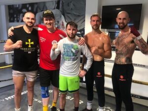 Isaac Lowe Instagram - Great 1st week in camp done with the team great fuck up 🆙 Friday session 20 rounds done ✅  #happypaddysday  No Guinness this year #teamlowe  a big #2023 awaits us 🍀🔝👌 @tysonfury  @kronksugarhill @jimmyjamesharrington  @burton_hosea @romanfury_ @cousins.brad