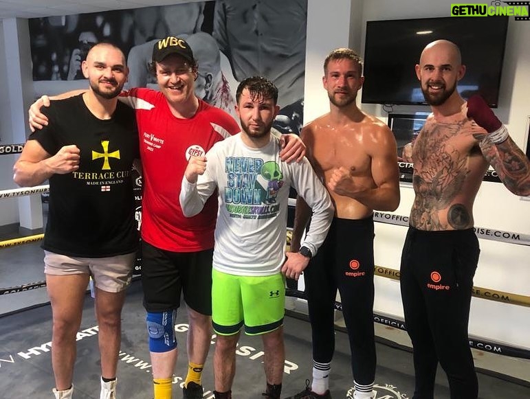 Isaac Lowe Instagram - Great 1st week in camp done with the team great fuck up 🆙 Friday session 20 rounds done ✅ #happypaddysday No Guinness this year #teamlowe a big #2023 awaits us 🍀🔝👌 @tysonfury @kronksugarhill @jimmyjamesharrington @burton_hosea @romanfury_ @cousins.brad Morecambe
