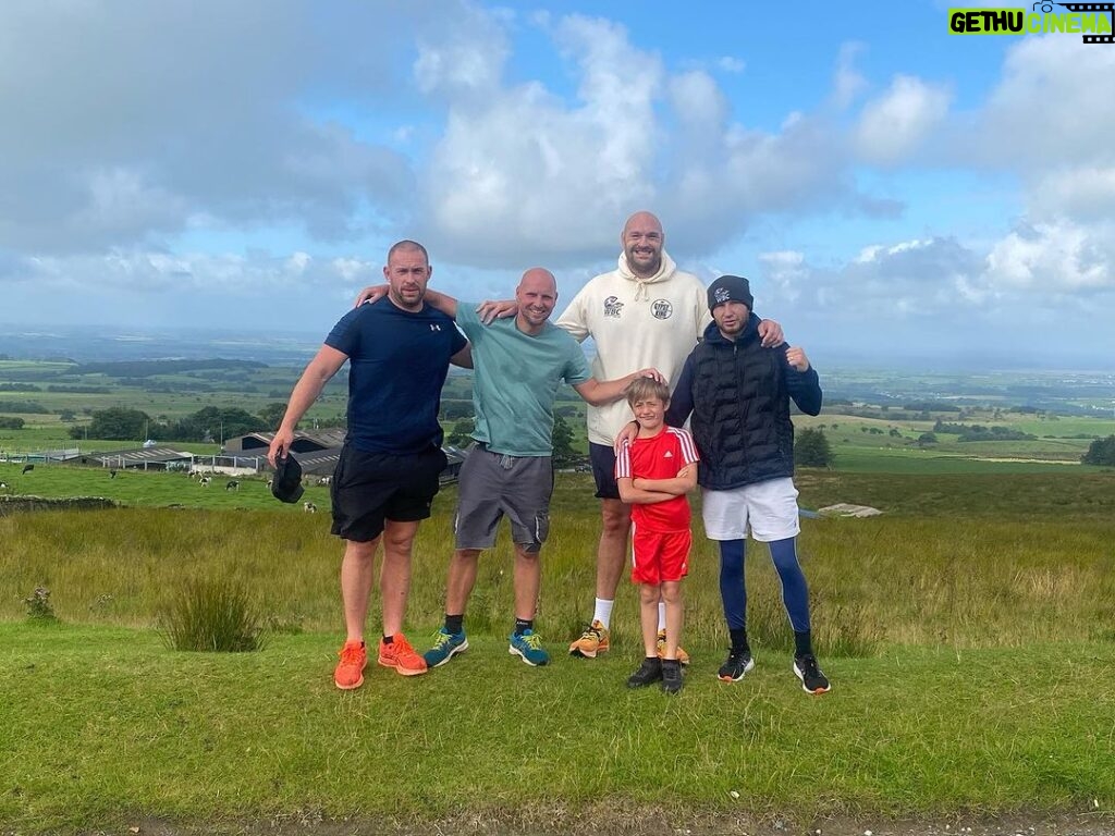 Isaac Lowe Instagram - Saturday morning hills done with the lads @tysonfury @lewissmith2112 joe @stonehands11