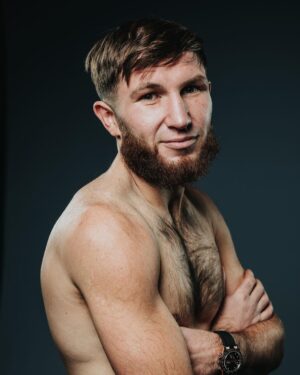 Isaac Lowe Instagram - It’s weight in day 👍🏻

Looking forward to getting in the ring tomorrow 

massive thank you for everyone has bought tickets and for the support 👍🙏🏻 

@wassermanboxing 
@sauerlandbros 

#teamlowe  end 2023 on a high 📈 

Going in to 2024 for sum big fights 

@davidcavan 📸📸