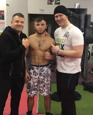 Isaac Lowe Instagram - Happy birthday 🎈 to good friend  and trainer who’s always bin ther for me I had my first amateur fight with him  age 10  and still with him 20years later 👋 💙  we keep it going have a good one @stonehands11 
#family  #friends  #boxing  we had sun laugh 😂