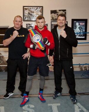 Isaac Lowe Instagram - Happy birthday 🎈 to good friend  and trainer who’s always bin ther for me I had my first amateur fight with him  age 10  and still with him 20years later 👋 💙  we keep it going have a good one @stonehands11 
#family  #friends  #boxing  we had sun laugh 😂