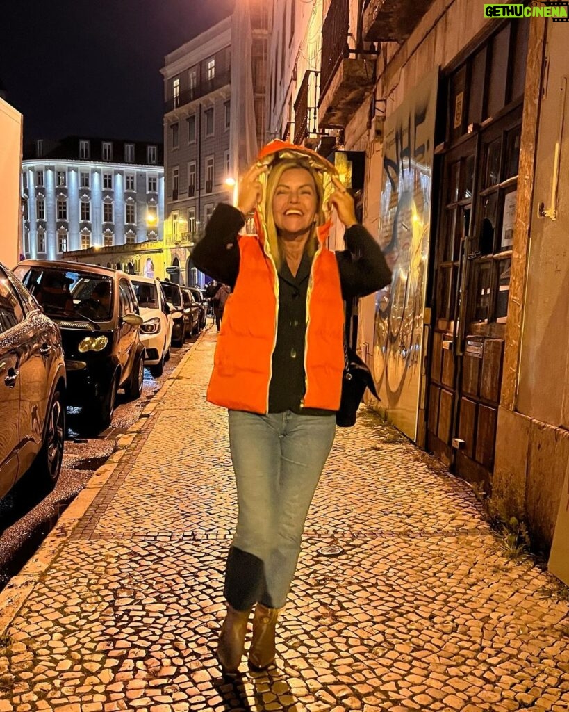 Isabel Angelino Instagram - Lisbon by night …🧡 colete de penas by @virgencita_acessorios