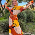 Isabel Angelino Instagram – Bom dia ! Começamos a semana com as cores quentes  da savana africana  neste padrão do vestido da @mhelmoda 🤎