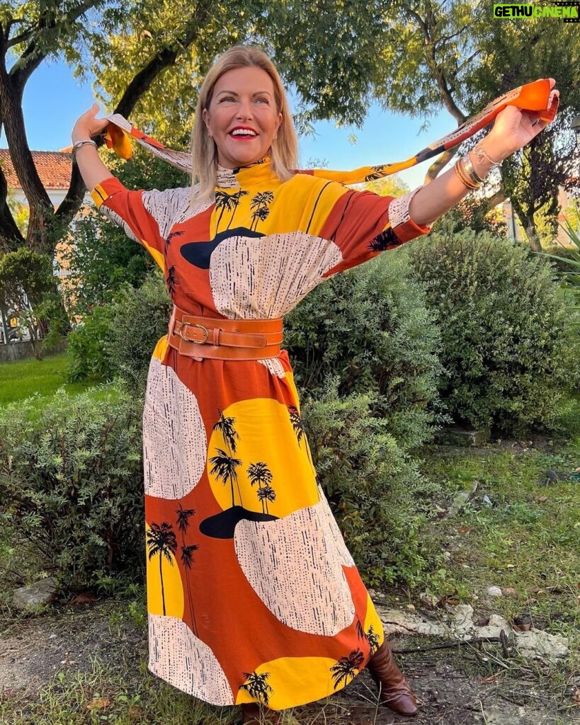 Isabel Angelino Instagram - Bom dia ! Começamos a semana com as cores quentes da savana africana neste padrão do vestido da @mhelmoda 🤎