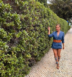Isabel Angelino Instagram - Bom dia ! 💚💙 
.
.
.
. Cinto @bloogirls