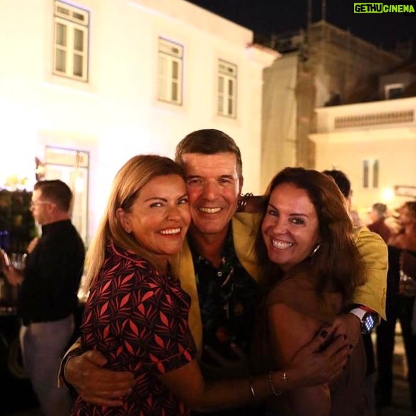 Isabel Angelino Instagram - O abraço , o carinho , o amor e a admiração entre três amigos . Na televisão também se fazem amigos para a vida ❤️❤️. Recordação do grande BDay do nosso @joaobaiaobaiao The One Palácio da Anunciada
