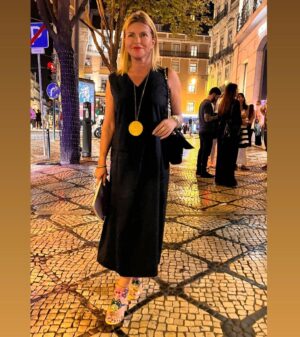 Isabel Angelino Instagram - Sexta feira à noite em Lisboa … Bom fim de semana ! 💚💙🩷