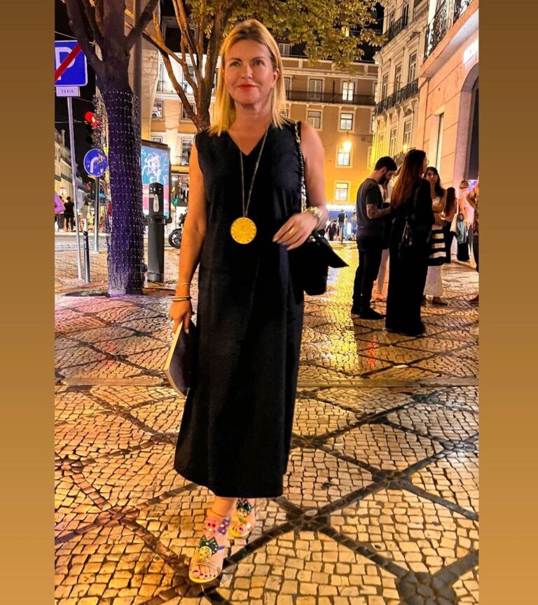 Isabel Angelino Instagram - Sexta feira à noite em Lisboa … Bom fim de semana ! 💚💙🩷 Chiado