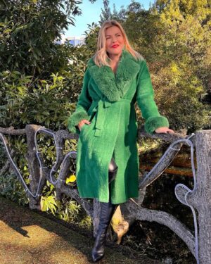 Isabel Angelino Instagram - Bom domingo a todos e até já no @aquiportugal.oficial Hoje estamos em Penafiel ! 💚 casaco @boho.chic.trendy_ brincos @ogatofrederico_store