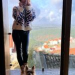 Isabel Angelino Instagram - Bom dia ! Último dia do ano passado entre o esplendor da natureza do parque natural da Serra da Estrela no @casasdalapa #petfriendlyhotel Lapa Dos Dinheiros, Guarda, Portugal