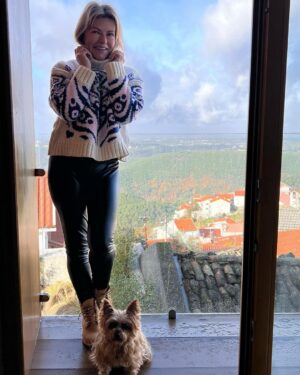 Isabel Angelino Instagram - Bom dia ! Último dia do ano passado entre o esplendor da natureza do parque natural da Serra da Estrela no @casasdalapa #petfriendlyhotel