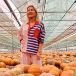 Isabel Angelino Instagram - O Halloween está aí à porta e eu não resisti a vir buscar umas abóboras para a decoração . 🎃Fato da @lobe.pt 🧡💙